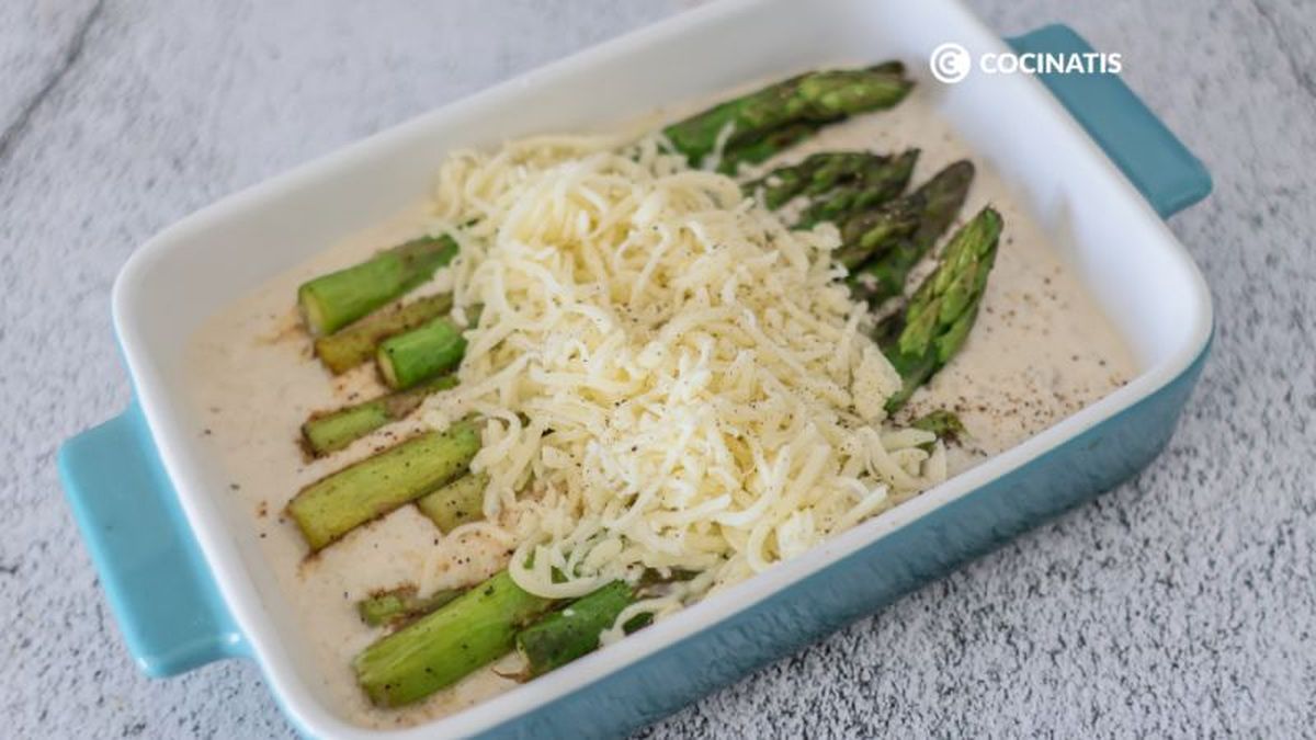Preparamos los espárragos con la salsa y el queso para gratinar