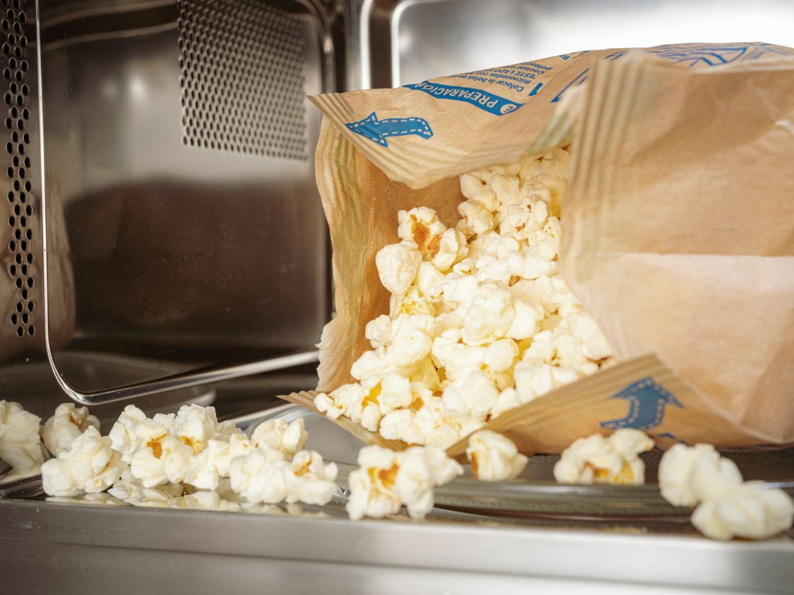 Al llegar a una presión crítica, la cáscara del maíz palomitero revienta de golpe