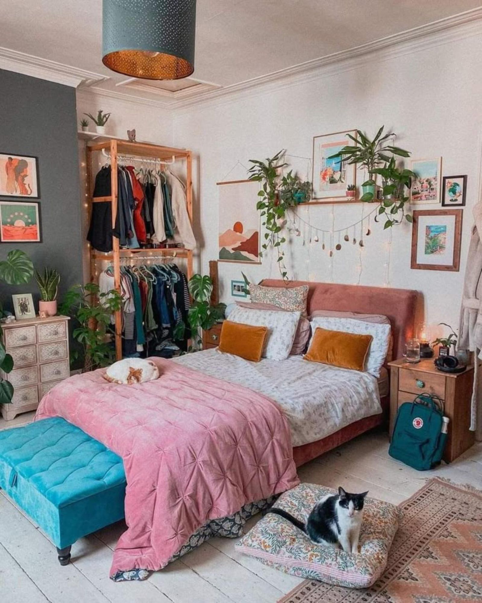 Dormitorio acogedor decorado con plantas. Dormitorio acogedor decorado con plantas.