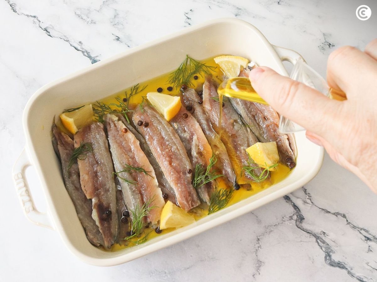 Cubrir las sardinas en salazón con aceite