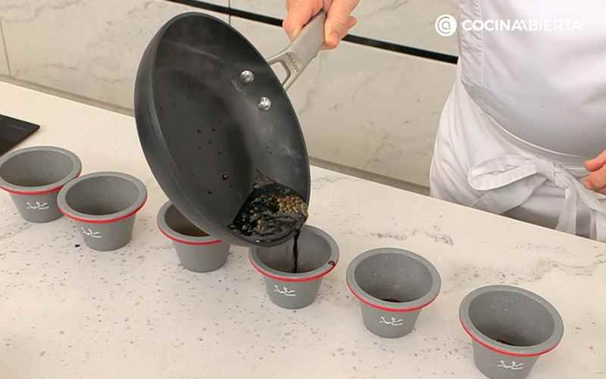 Pon el caramelo en los moldes