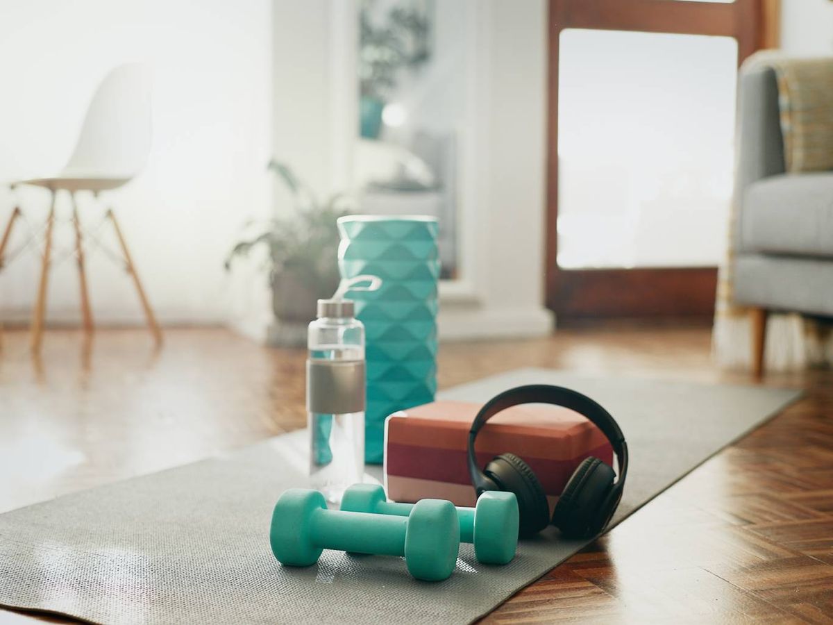 Puedes destinar un rincón de casa para entrenar con mancuernas.