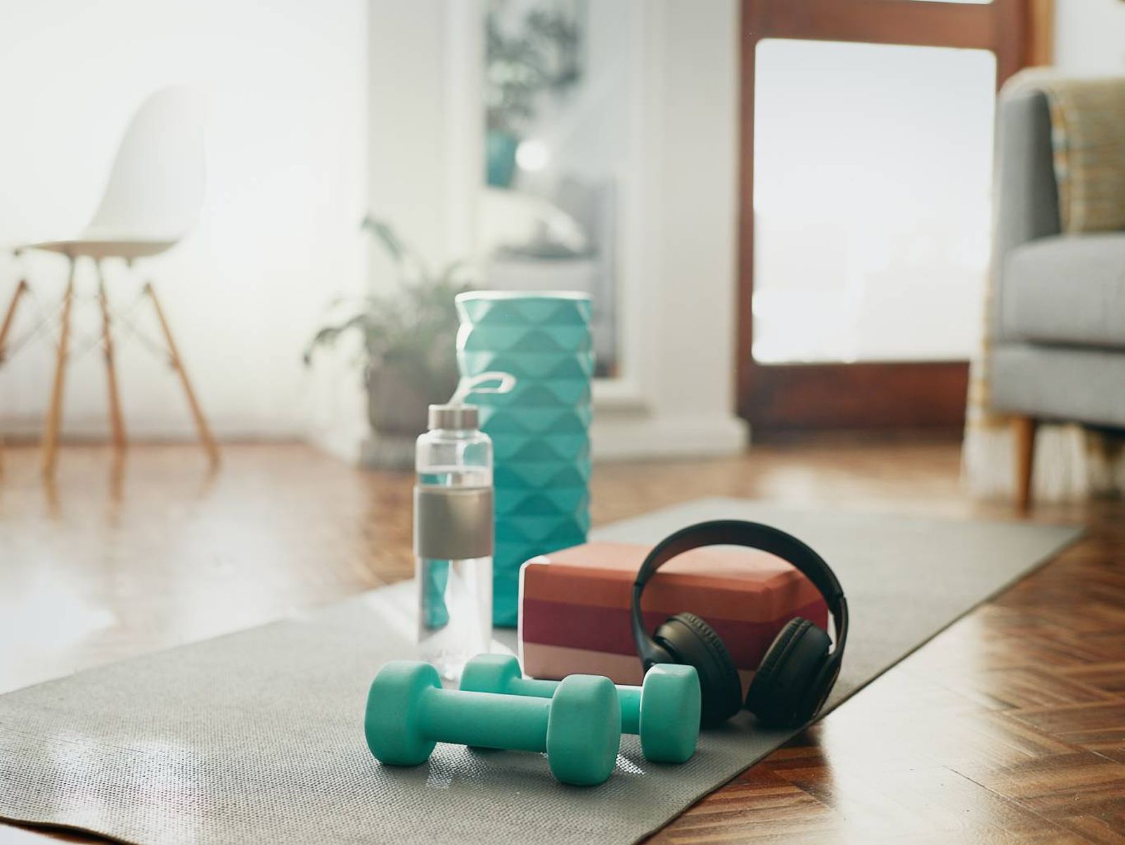 Puedes destinar un rincón de casa para entrenar con mancuernas. Puedes destinar un rincón de casa para entrenar con mancuernas.