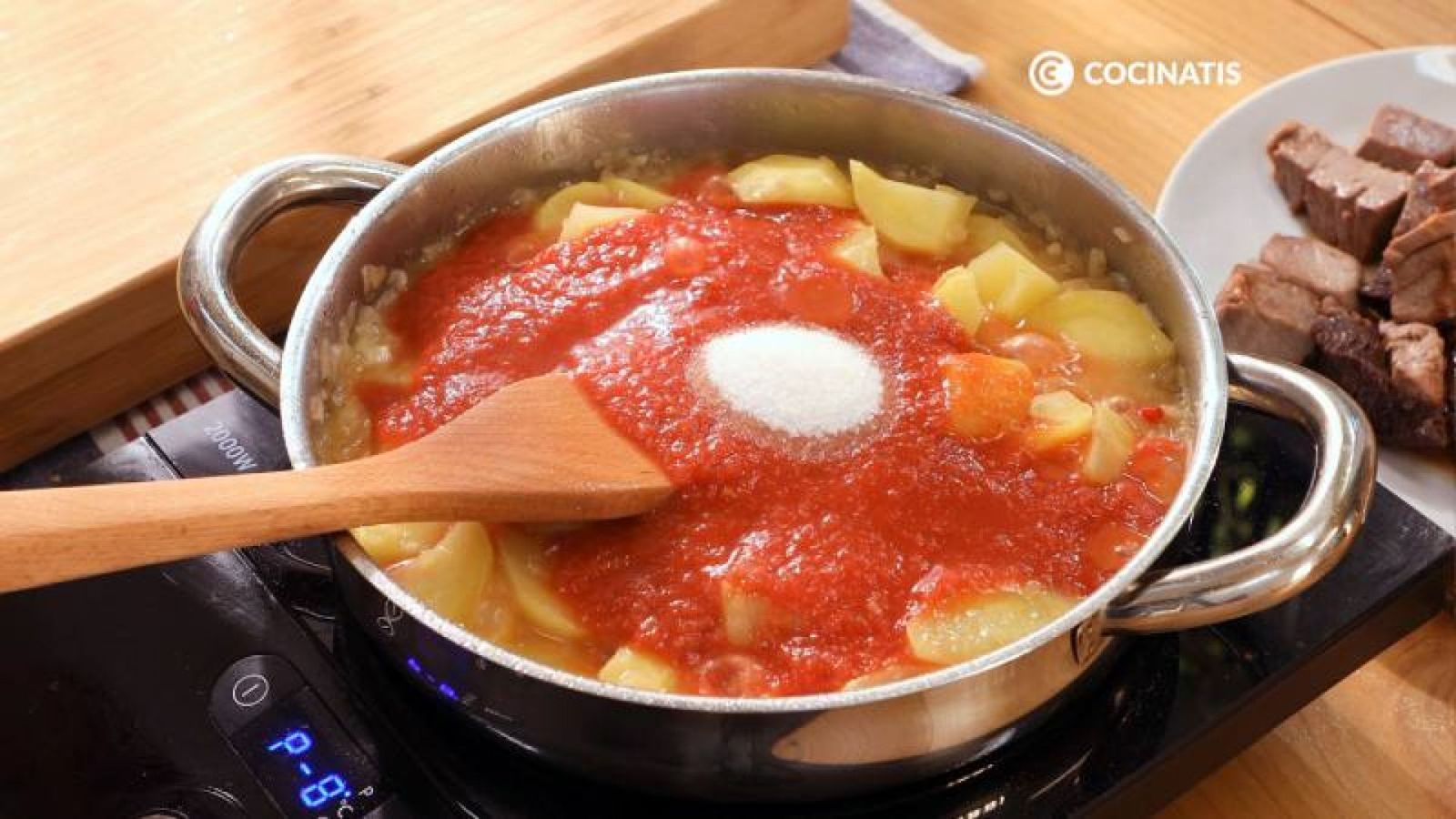 Agrega el tomate triturado y el azúcar, cocina a fuego suave 20 minutos Agrega el tomate triturado y el azúcar, cocina a fuego suave 20 minutos