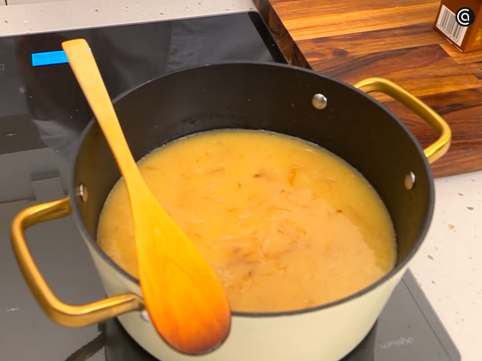 Dora la cebolla, caramelízala y termina de cocinarla con caldo