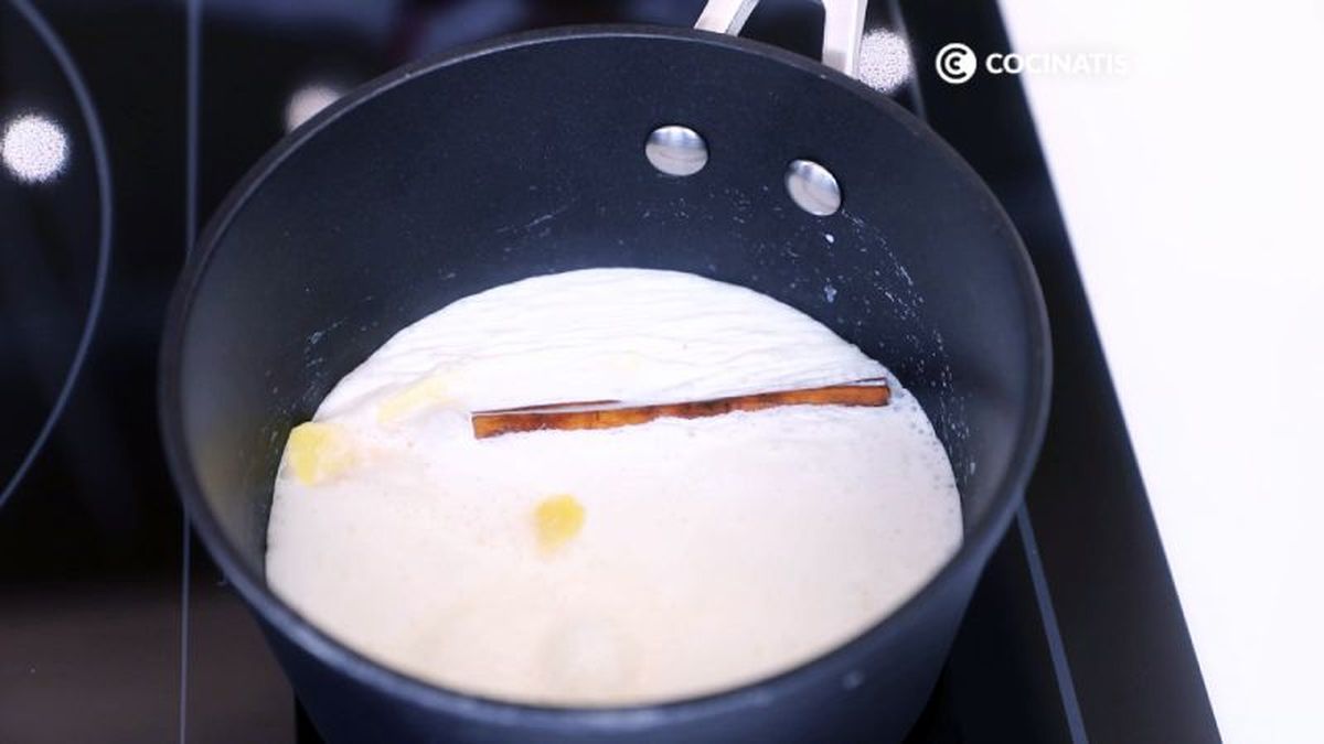 Infusionamos la leche con limón y canela