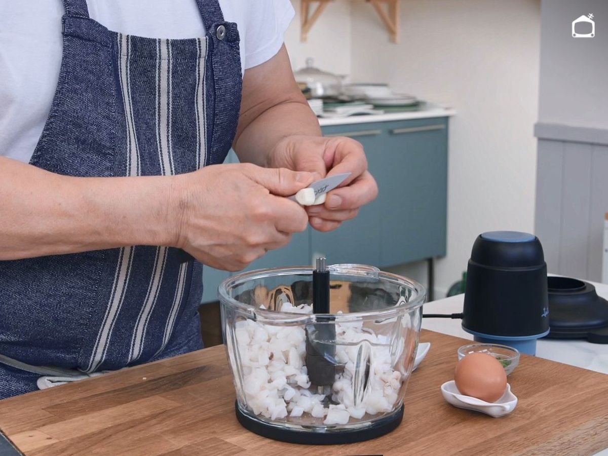 Prepara la masa para las albóndigas de choco