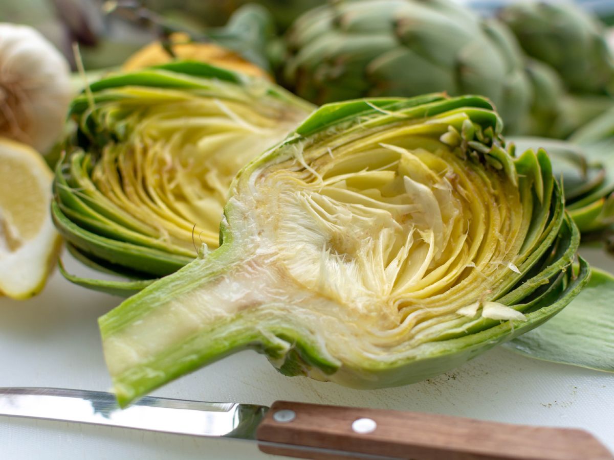 Al cortar una alcachofa descubrimos su corazón, símbolo de todos los beneficios que guarda en su interior.