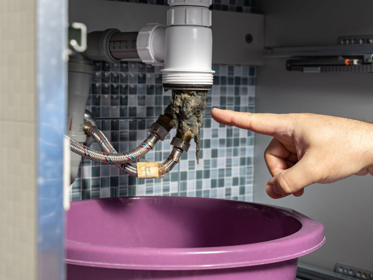 Desatascar fregadero desmontanto el sifón