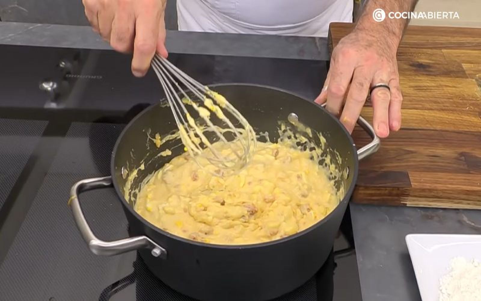 Hay que remover muy bien la masa de las croquetas Hay que remover muy bien la masa de las croquetas