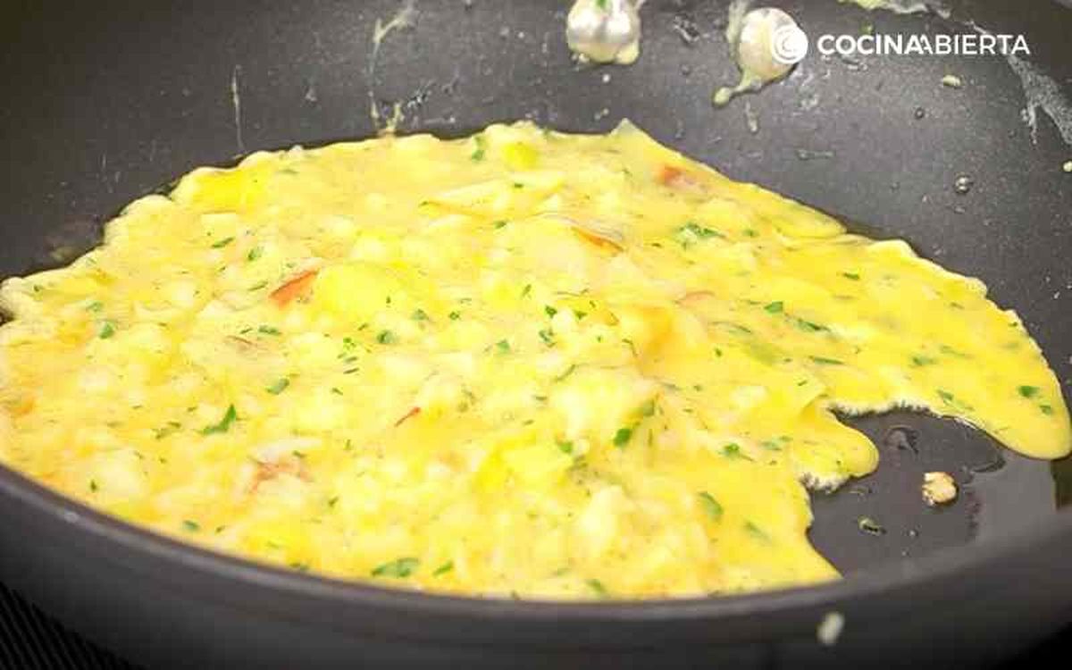 Cuaja la tortilla de bacalao y puerro