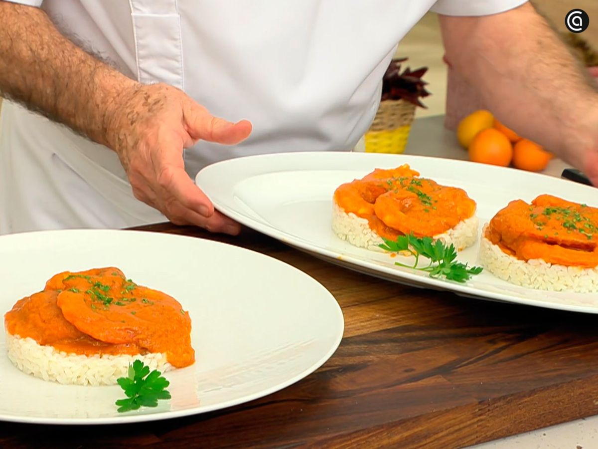Decora el arroz con langostinos con una hoja de perejil