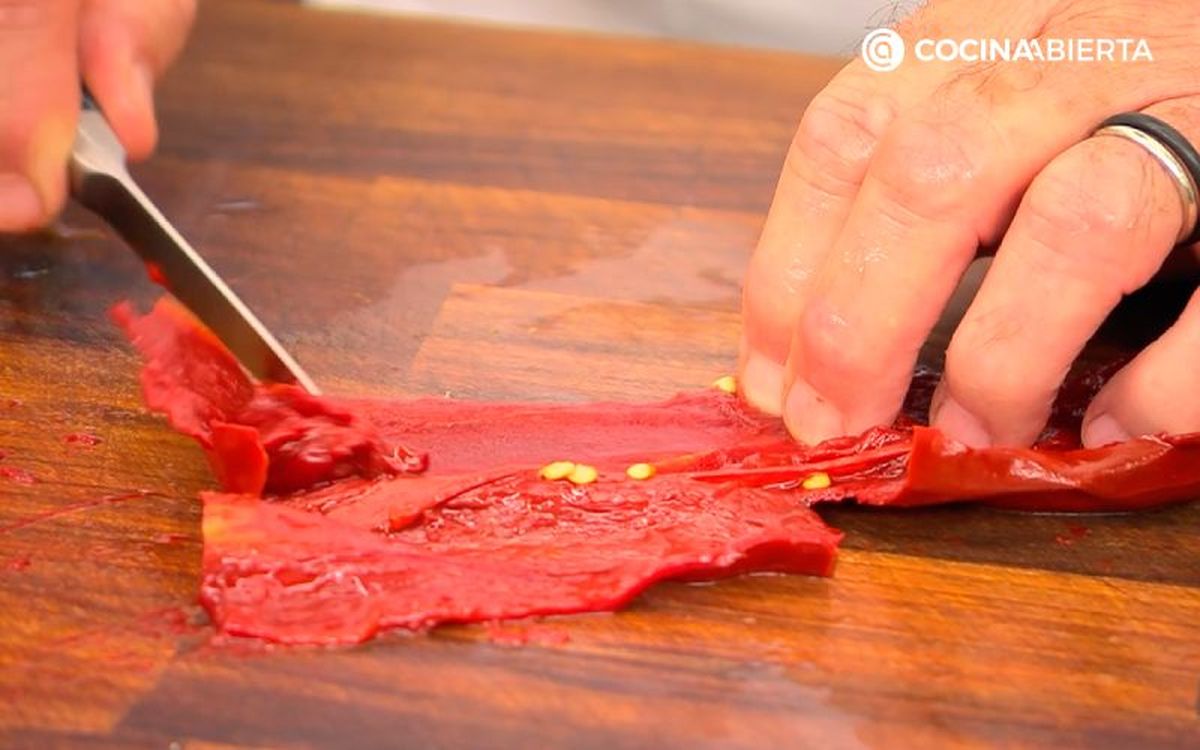 Retira la pulpa de los pimientos choriceros