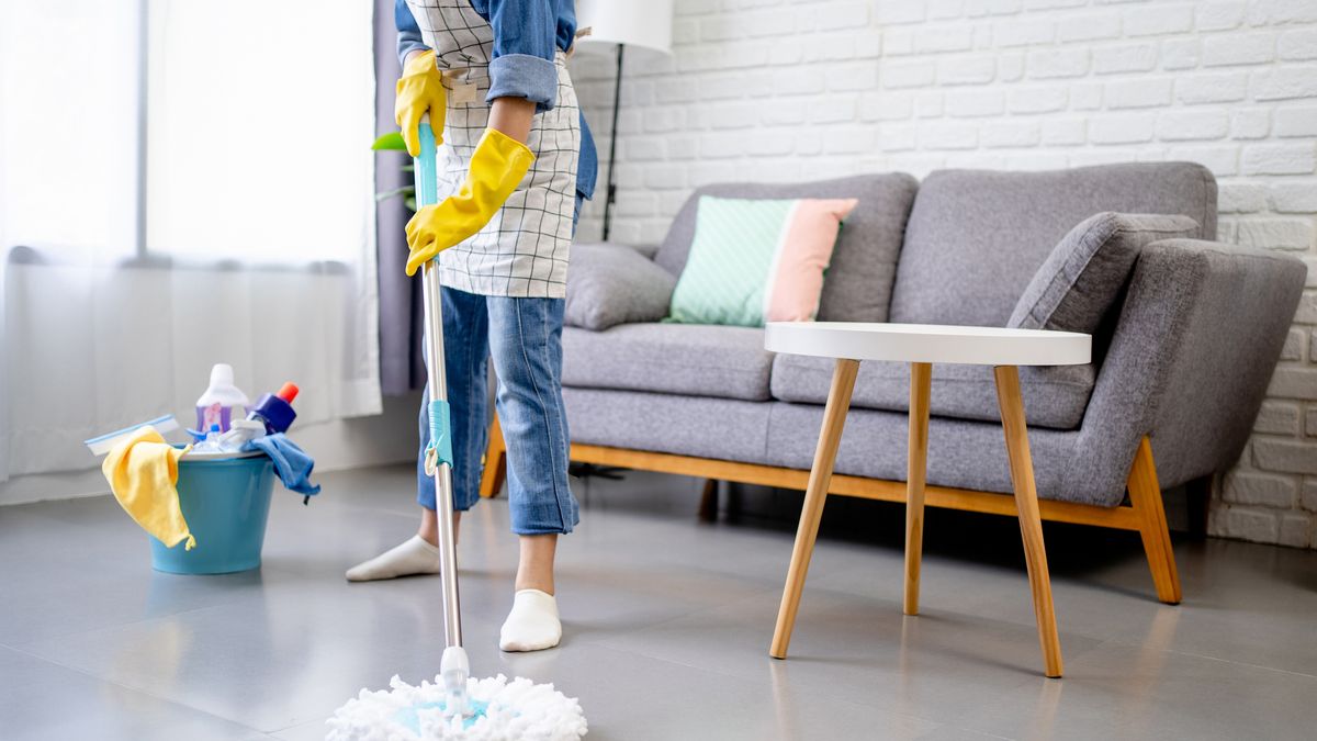 Al usar demasiado producto queda un residuo en el suelo que lo vuelve pegajoso