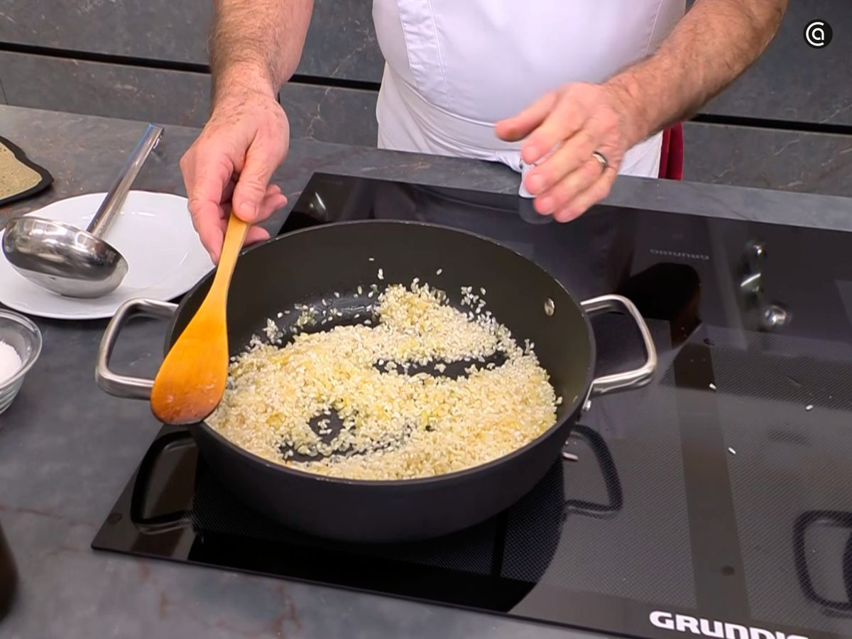 Cocina el arroz en una cazuela amplia