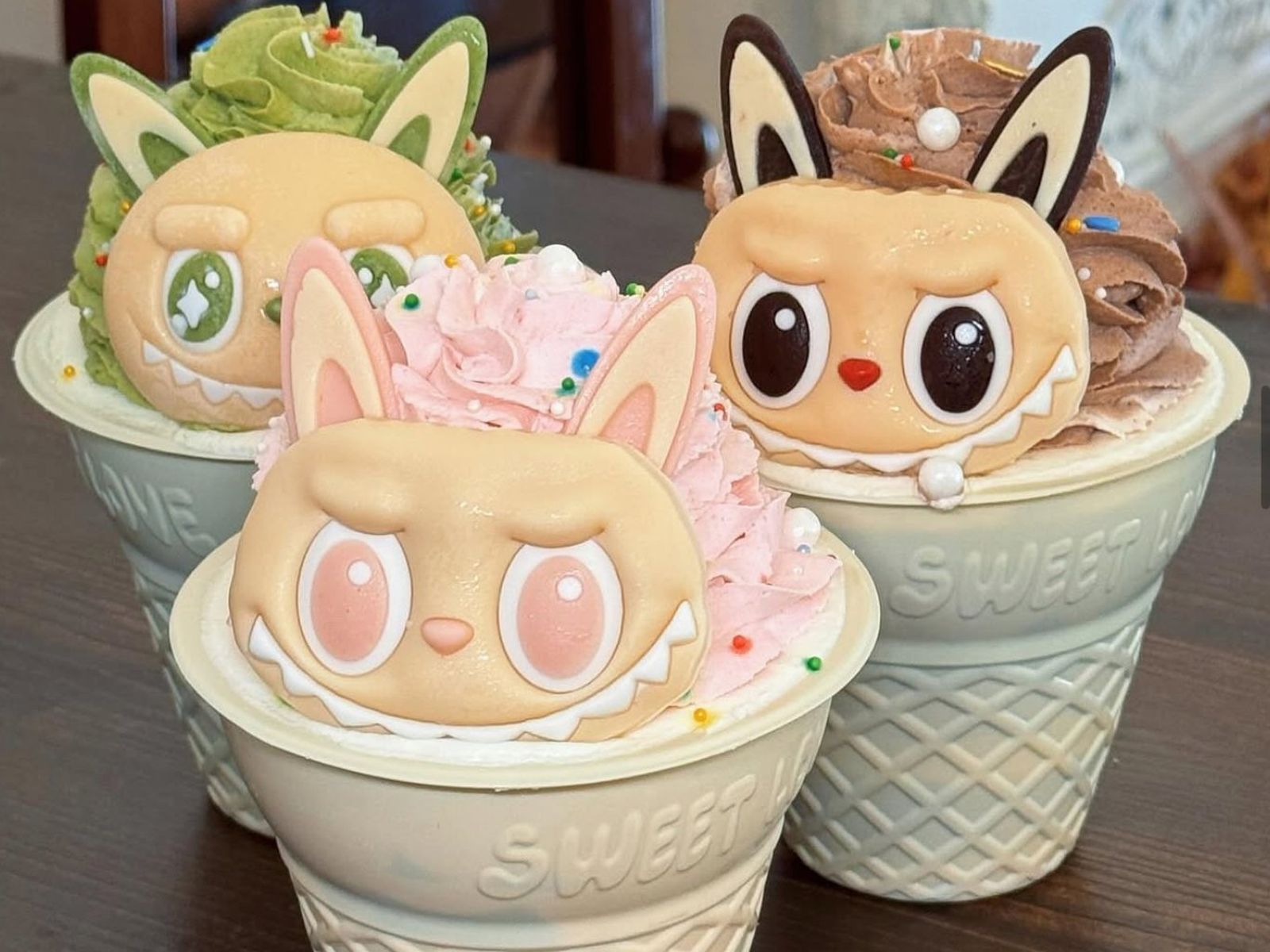 Llegan a la mesa como copas de helado, coronadas con nata y la figura de Labubu Llegan a la mesa como copas de helado, coronadas con nata y la figura de Labubu