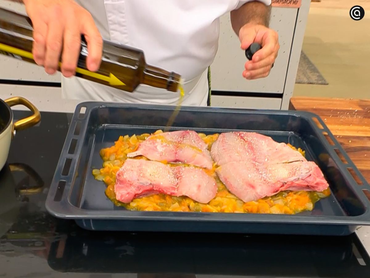 Coloca los lomos de pescado sobre la fritada y hornea