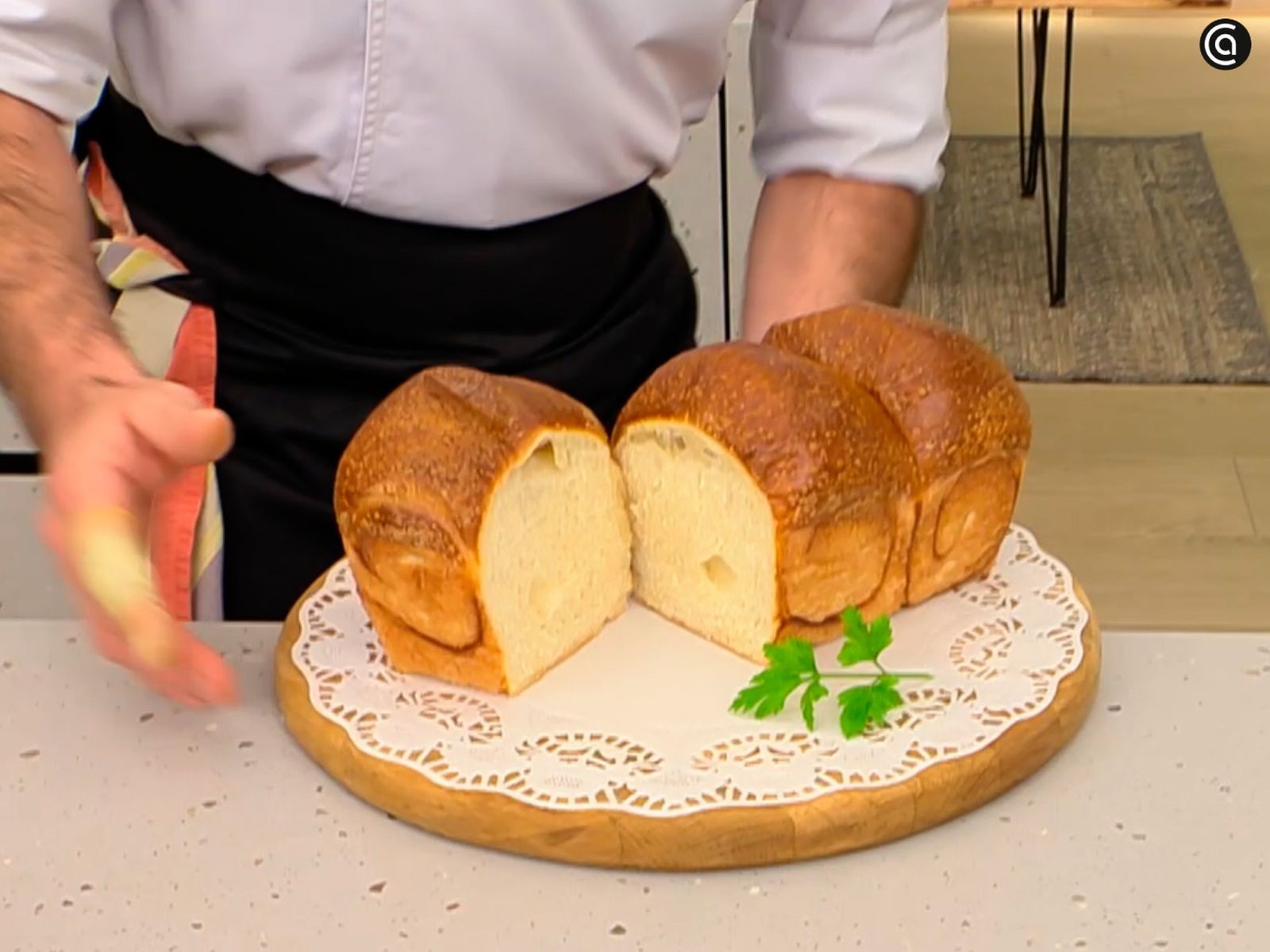 Retira el shokupan, deja que repose un momento y sirve