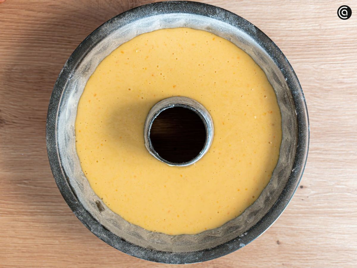 Pasa la masa al molde y hornea el bizcocho de naranja hasta que esté hecho