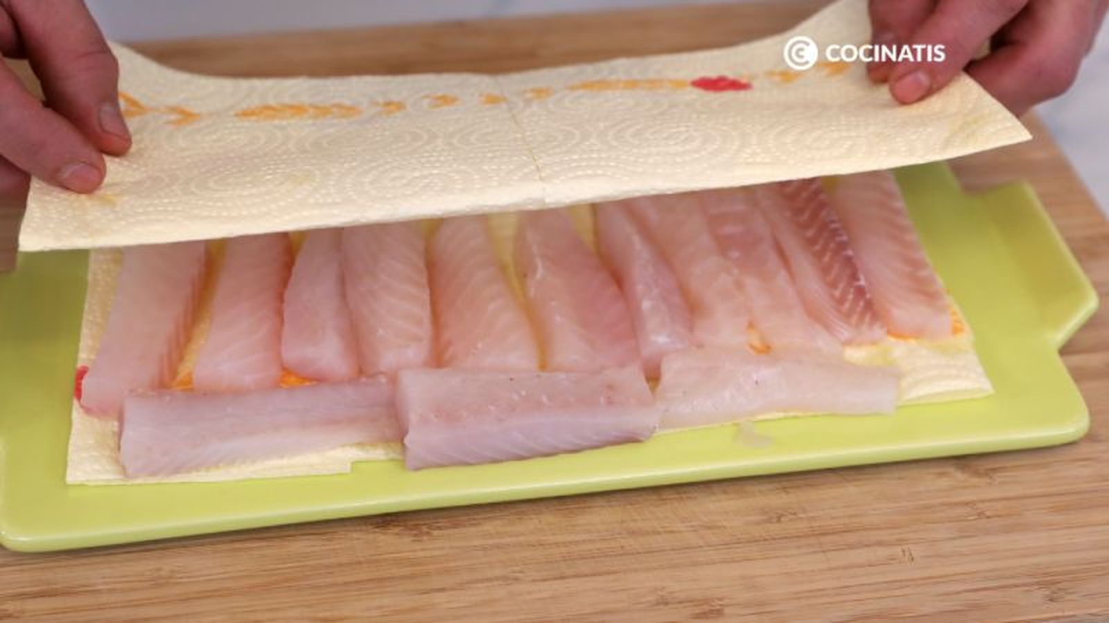 Secamos el pescado con papel absorbente Secamos el pescado con papel absorbente