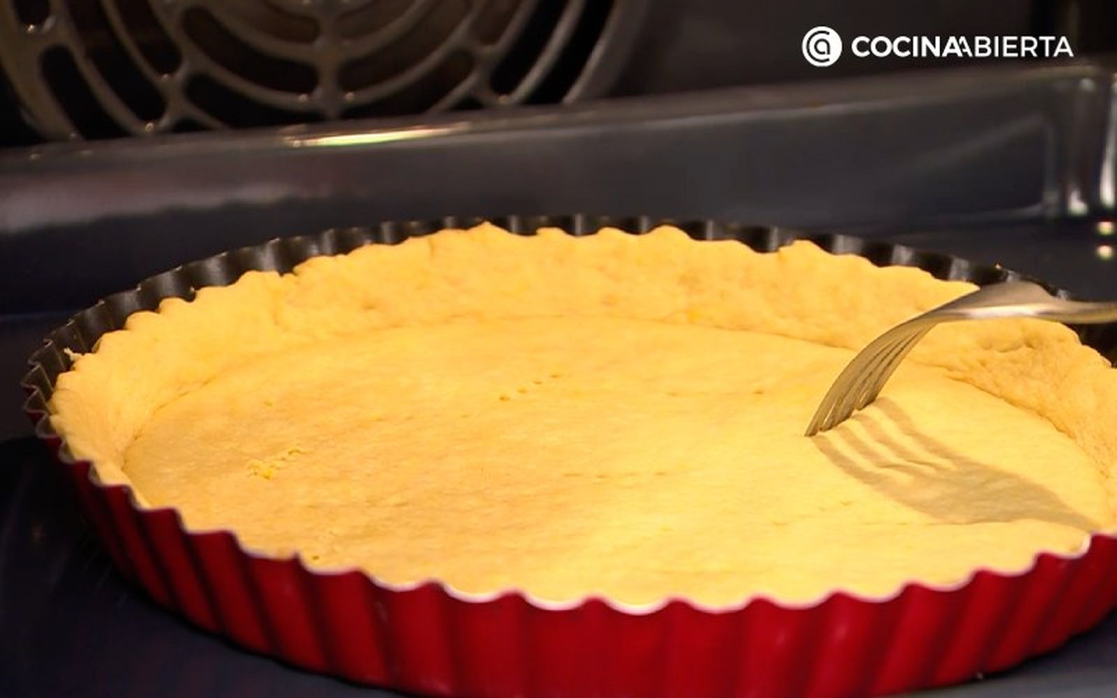 Hornea la base de la tarta Hornea la base de la tarta