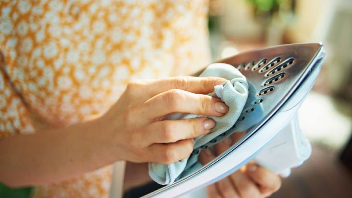 limpiar plancha de vapor quemada