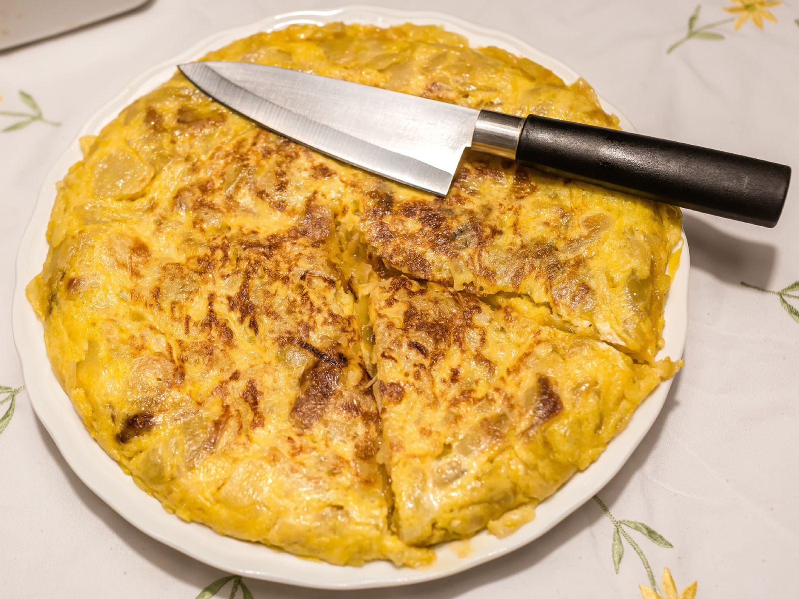 Las patatas en láminas o chascadas logran una tortilla suave, jugosa y llena de sabor, como la prefieren los españoles según la encuenta del CIS. Las patatas en láminas o chascadas logran una tortilla suave, jugosa y llena de sabor, como la prefieren los españoles según la encuenta del CIS.