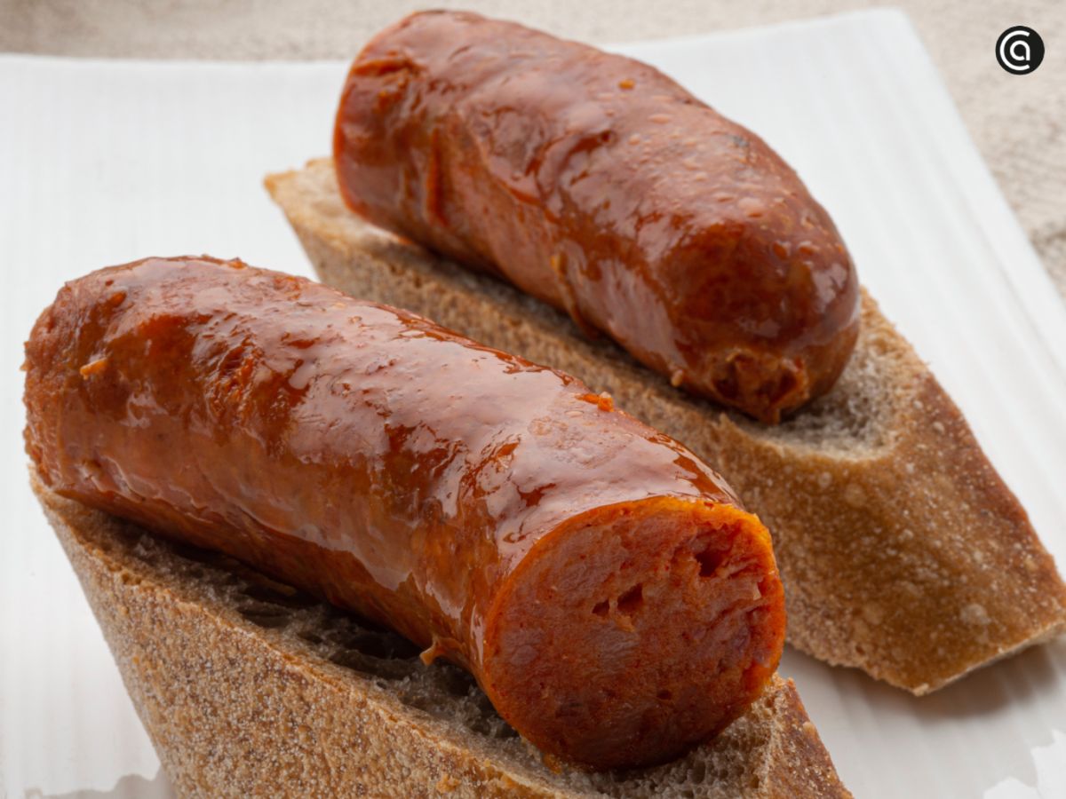 Chorizo a la sidra servido sobre pan crujiente, una forma popular de disfrutarlo en tapas.