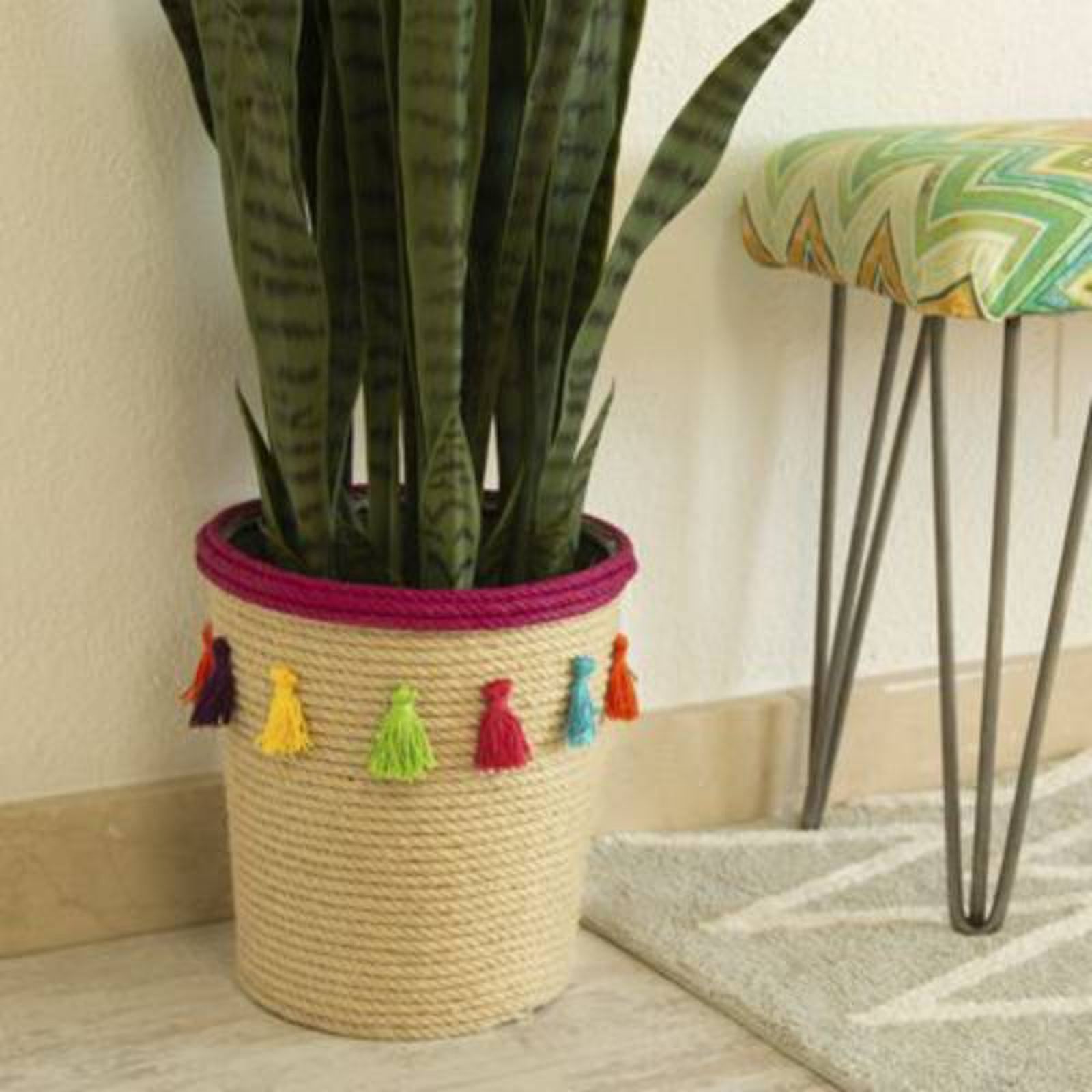 Maceta decorada con cuerda de esparto. Maceta decorada con cuerda de esparto.