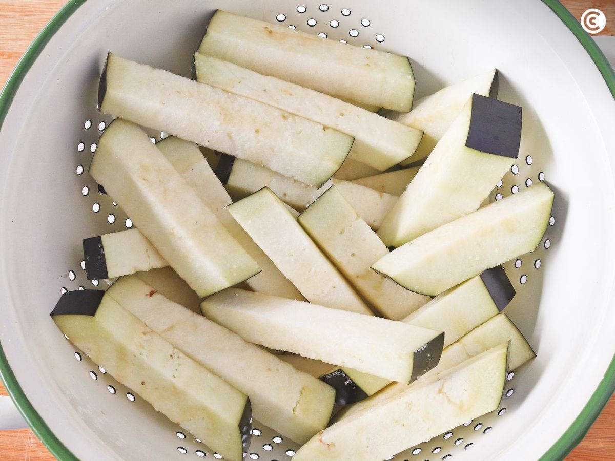 Quitar el amargor a las berenjenas para hacer en freidora de aire