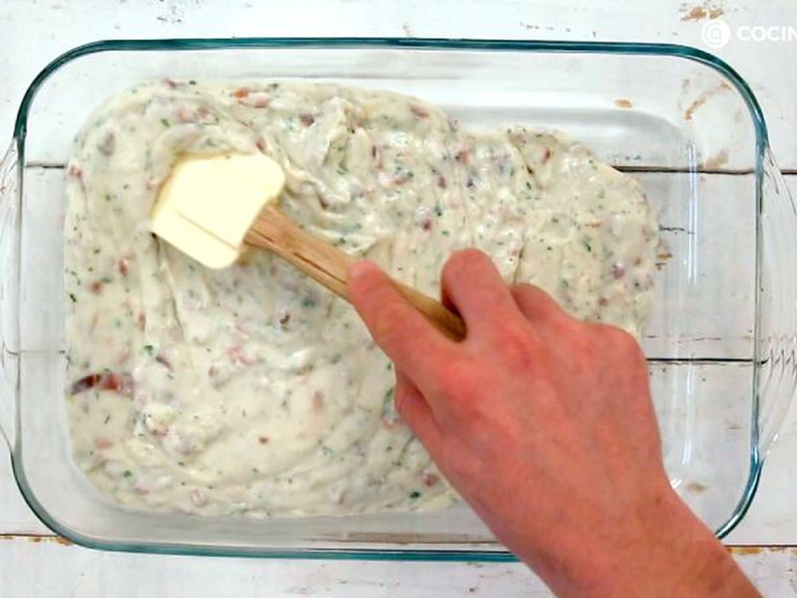 Extiende la masa por toda la fuente de manera uniforme croquetas jamon paso 3