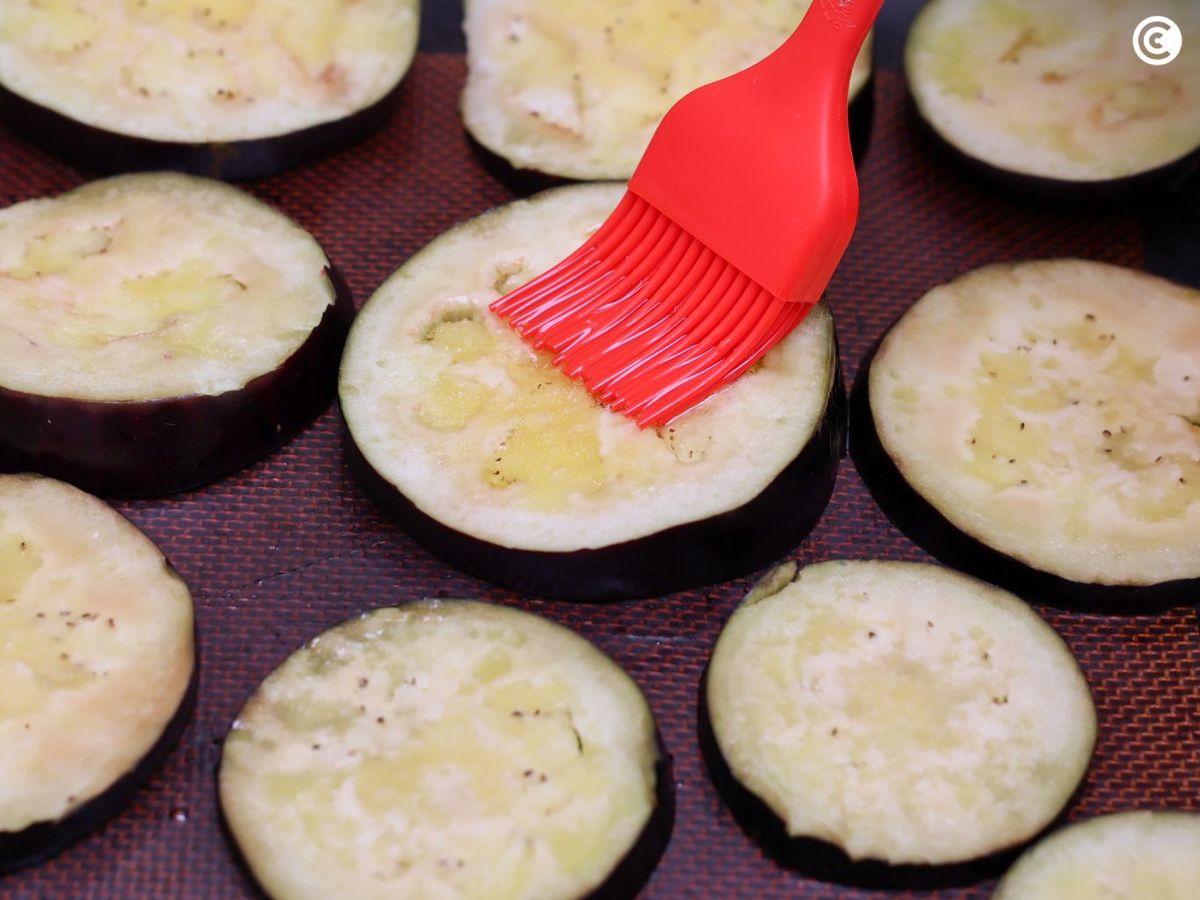 Pintar las berenjenas con aceite para asarlas al horno