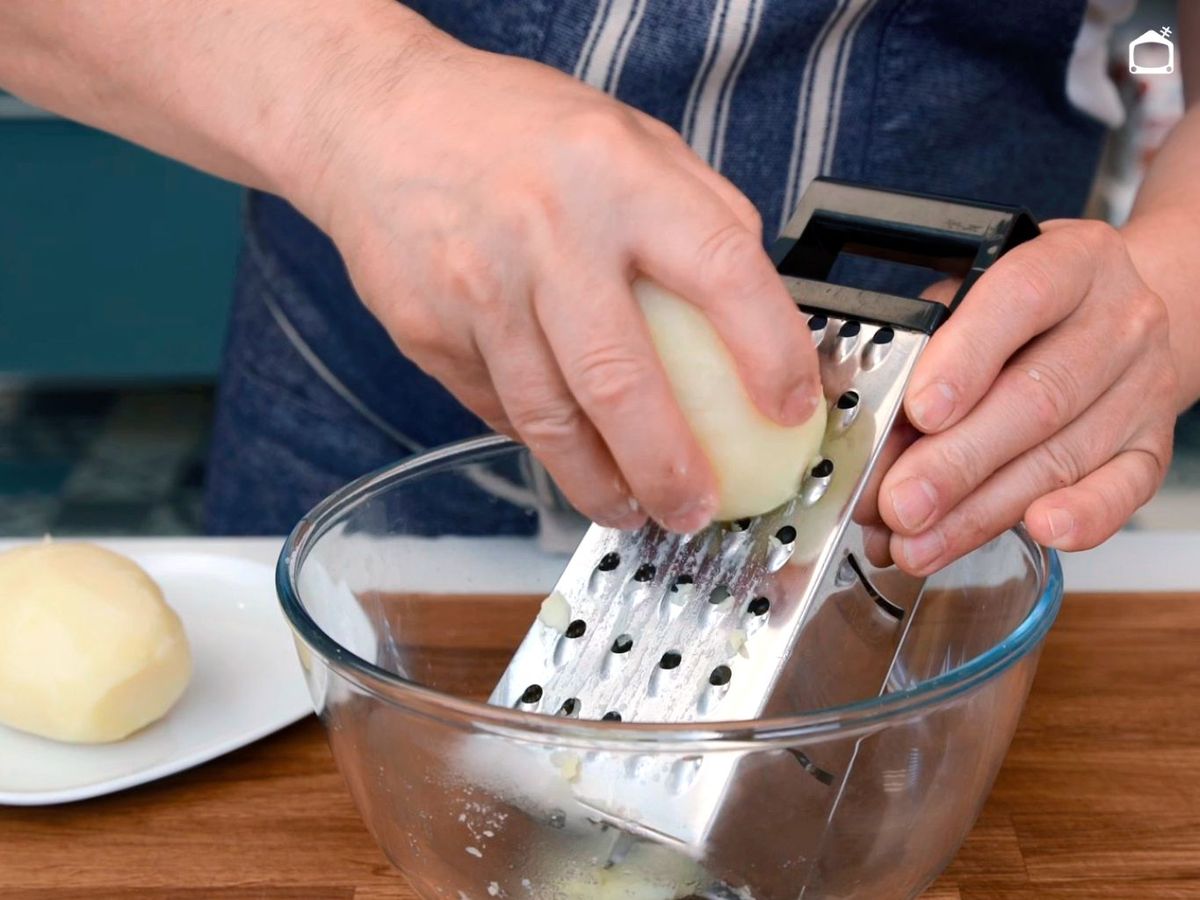 Rallar las patatas para hacer la masa de las croquetas