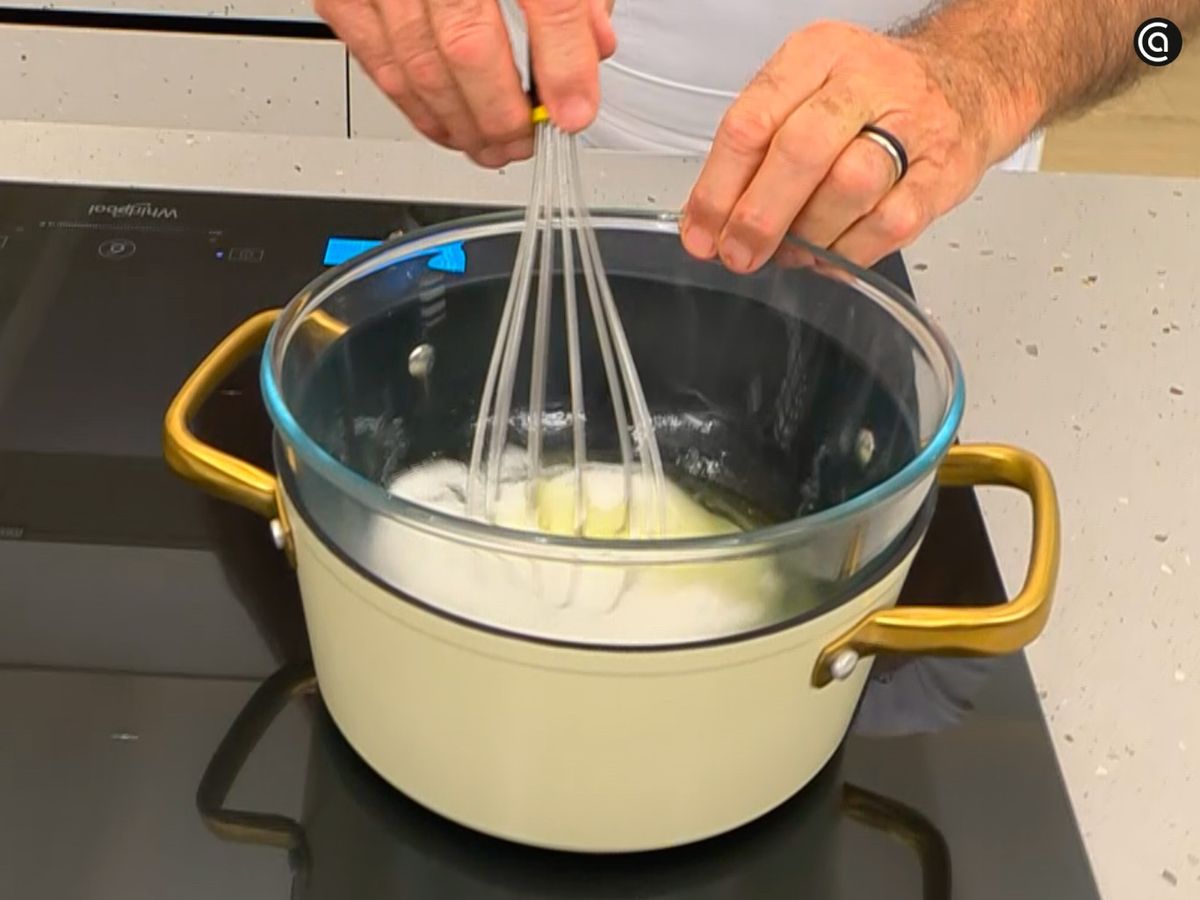 Mezcla las claras con azúcar y disuélvelas al baño maría