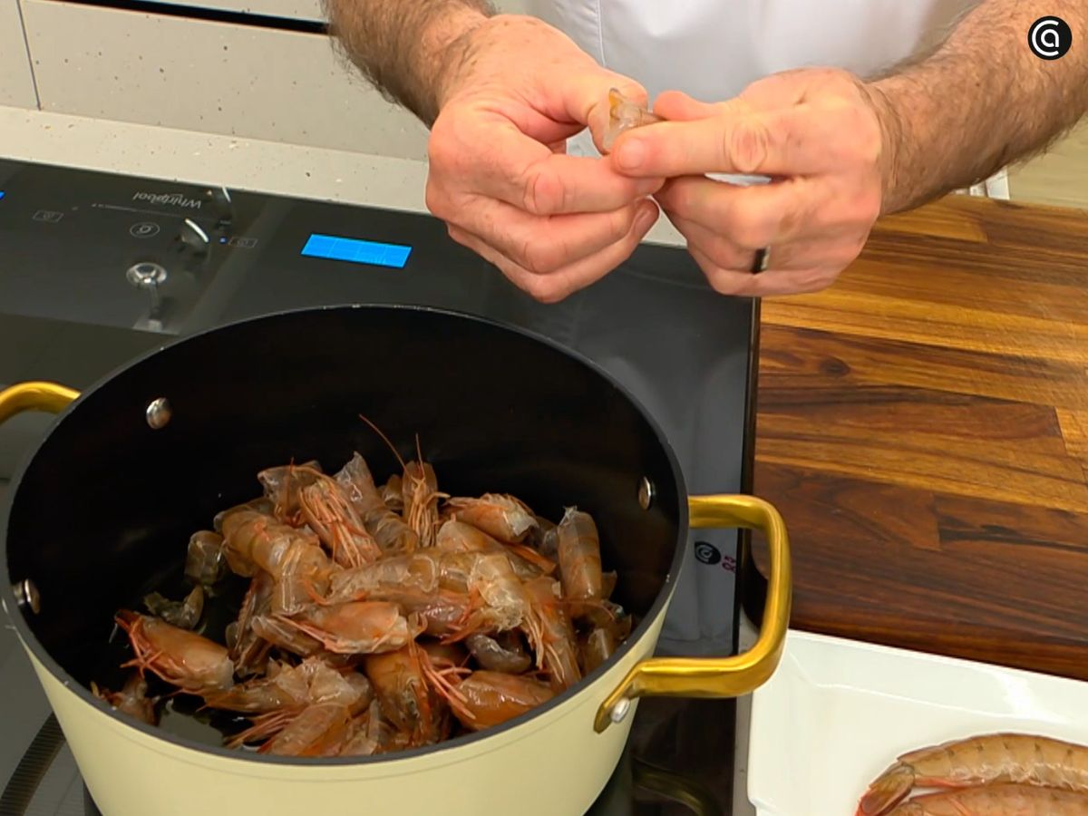Cocina las cabezas y las cáscaras de los langostinos para extraer todo su sabor