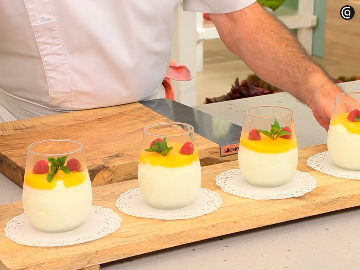 Vierte la crema de limón en los vasos y adorna con frambuesas