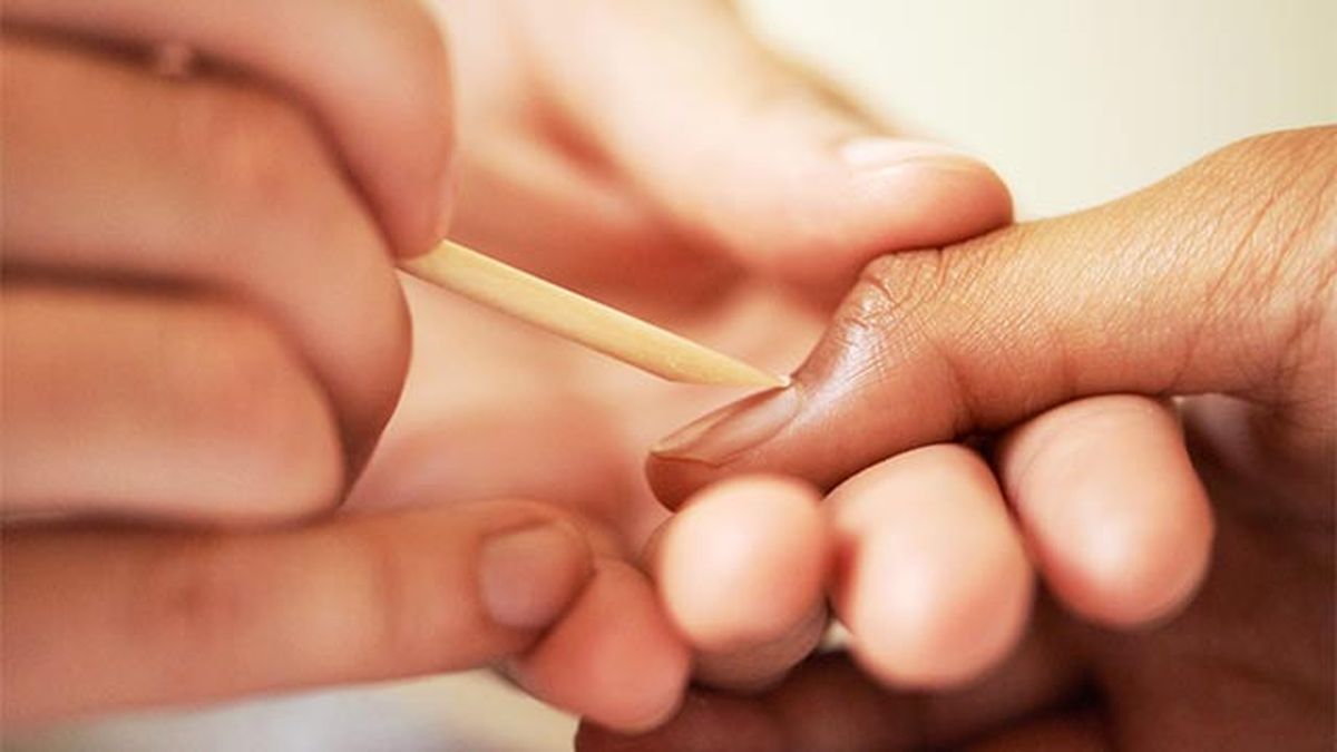 tendencia de las manicuras de unas cortas como pintarlas cuticulas