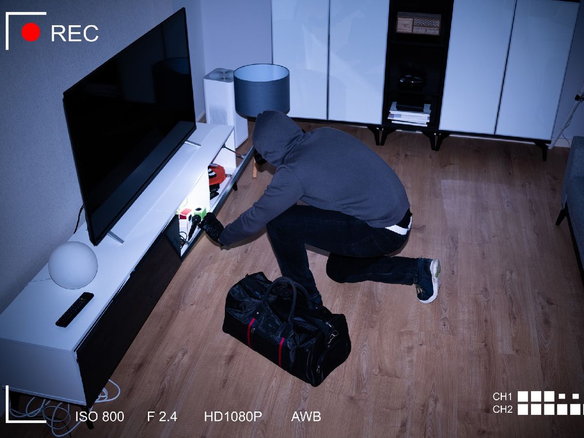 Existen cámaras baratas que las puedes manejar con una aplicación desde el móvil