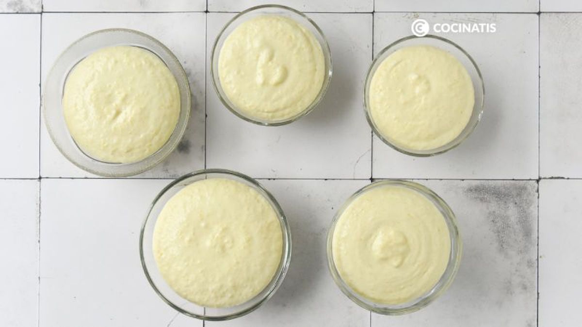 Repartimos el mousse de mango en vasitos