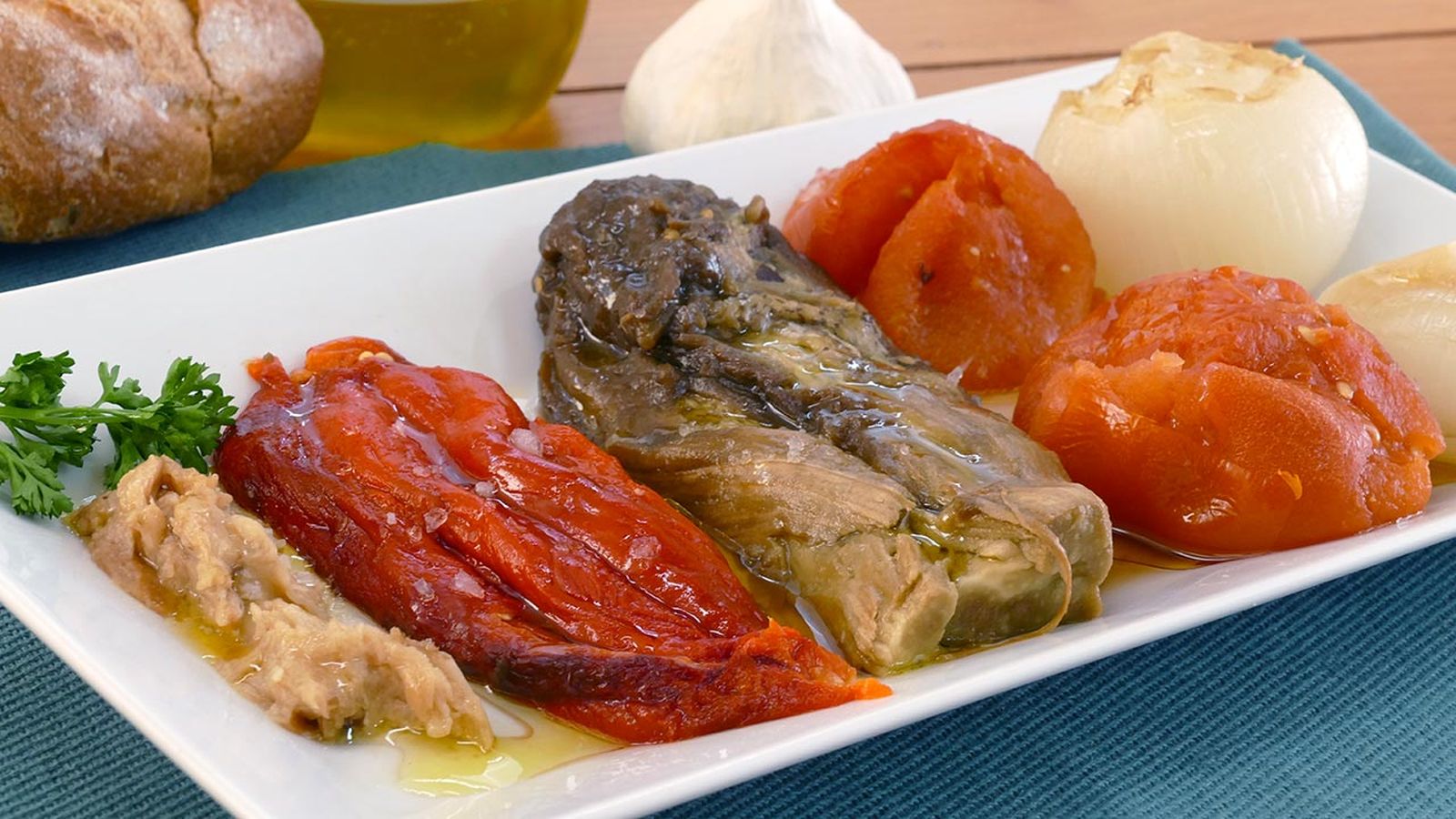 Échale un chorrito de aceite y sal gorda Receta de escalivada de verduras asadas paso 5