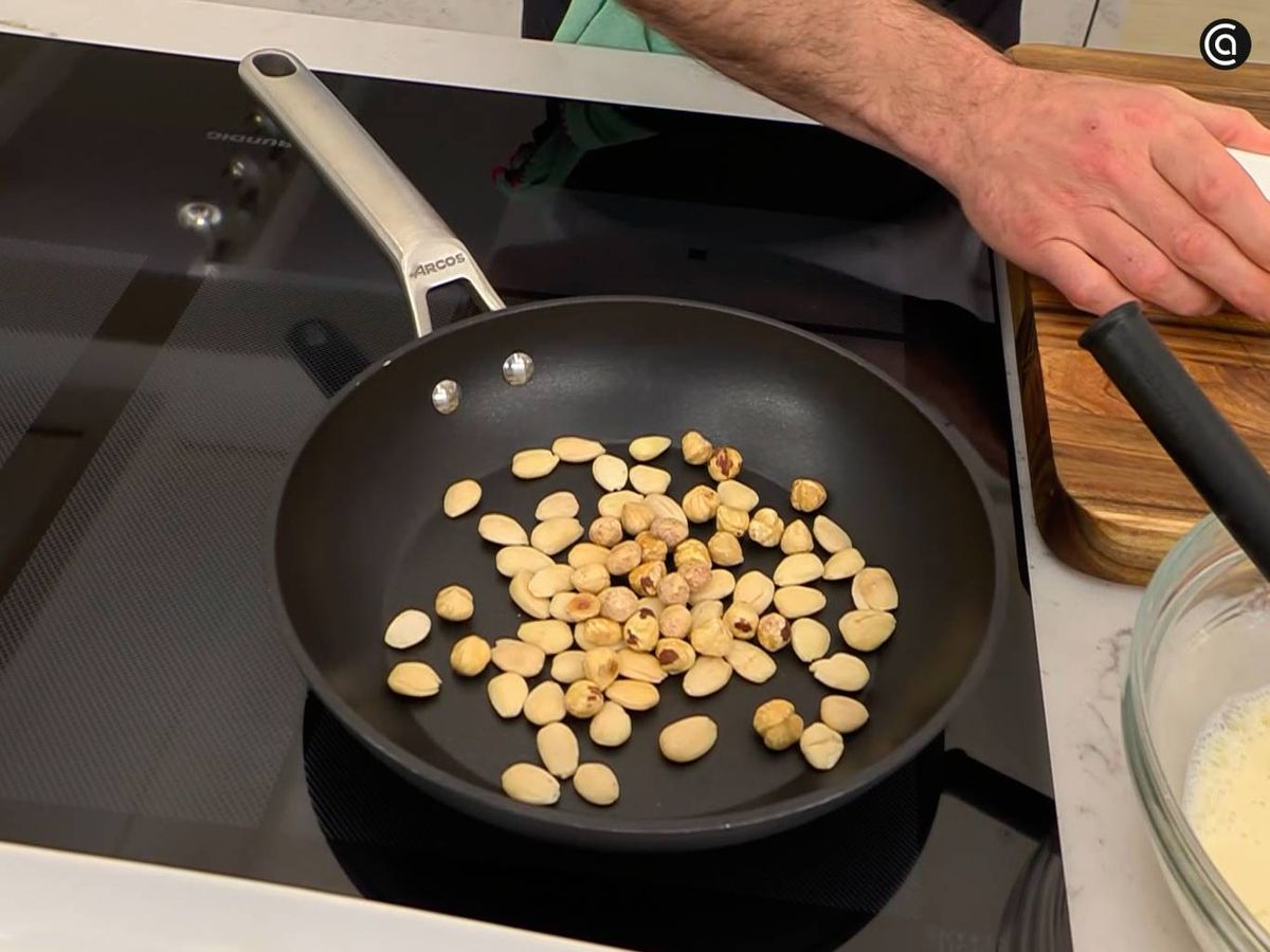 Tuesta las almendras y las avellanas