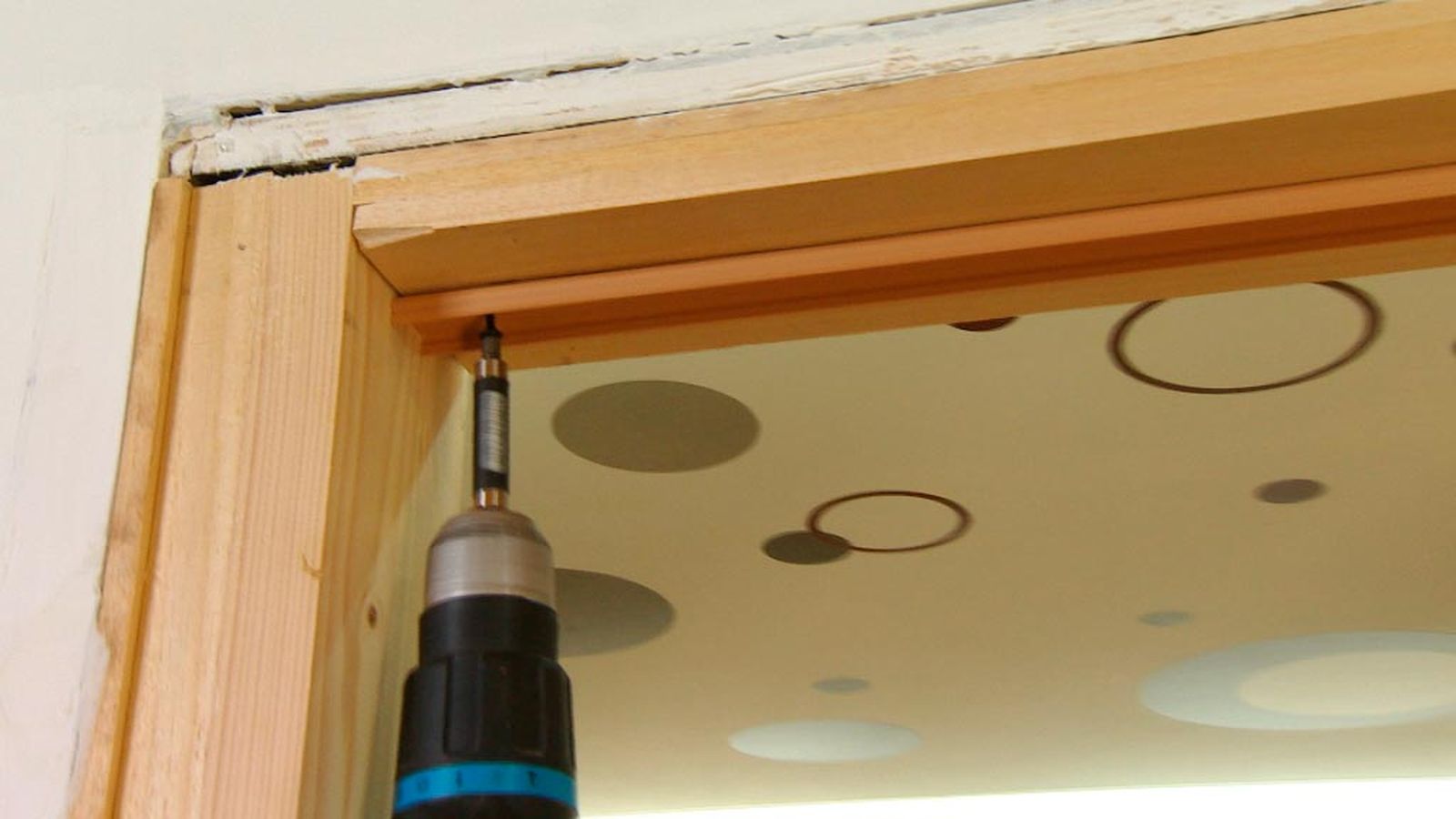 Cómo instalar una puerta plegable paso 2 Cómo instalar una puerta plegable paso 2