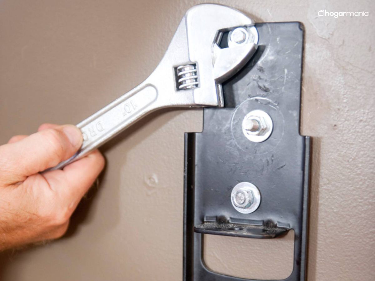 Fija la pieza con arandelas