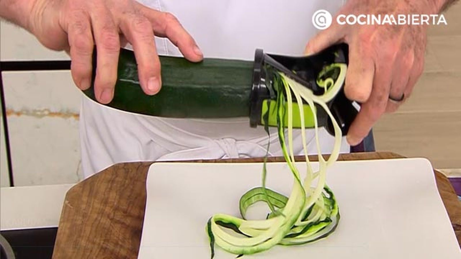 Karlos Arguiñano prepara unos espaguetis de calabacín con un sacapuntas de cocina