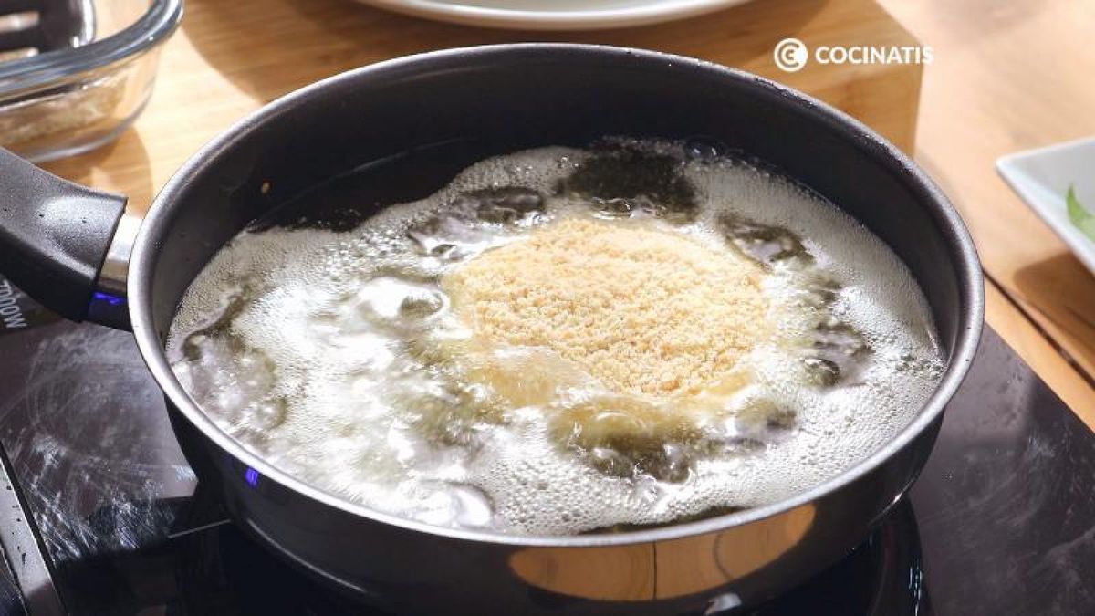 Fríe los huevos encapotados por los dos lados