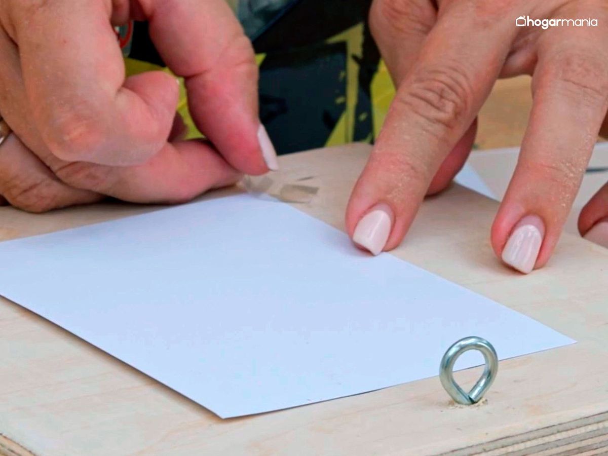 Fijar las imagenes en la parte trasera del portarretratos de madera