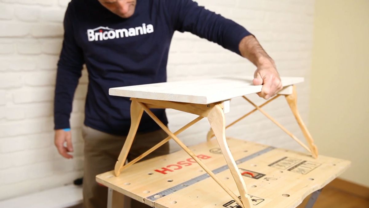 Hacer una mesita auxiliar con perchas