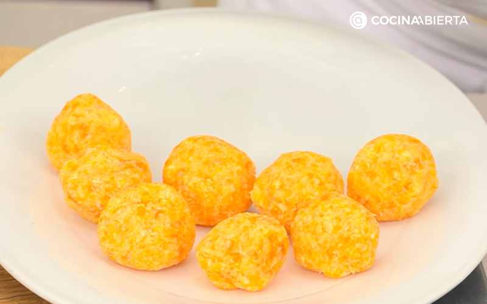 Forma bolitas con la masa Forma bolitas con la masa