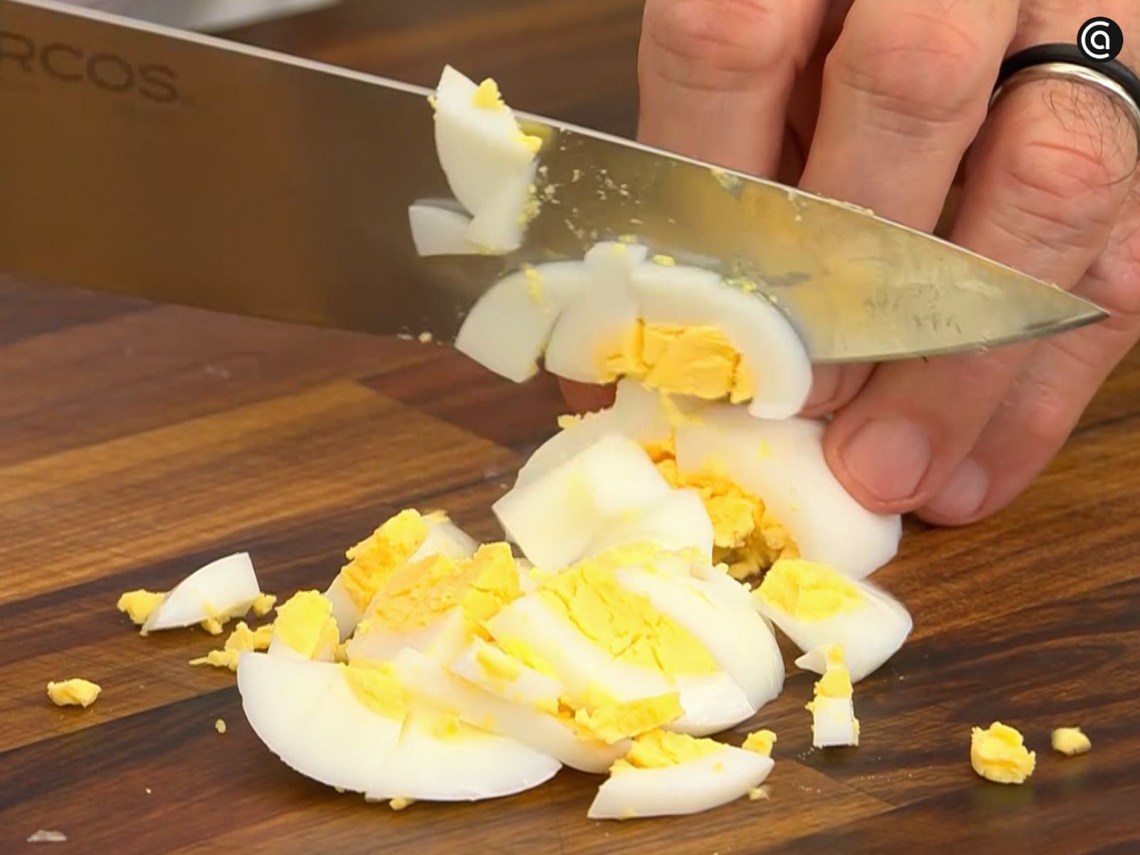 Cocina los huevos en agua, quítales la cáscara y córtalos en trozos