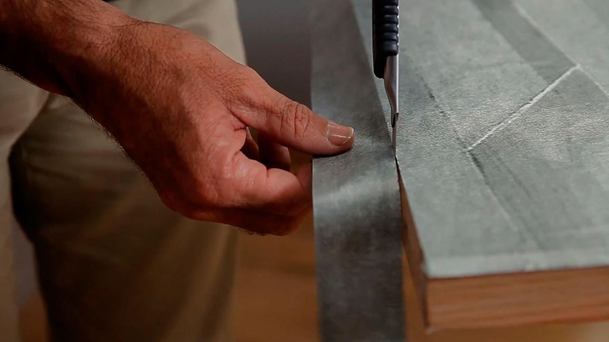 Cómo empapelar una puerta de interior paso 6